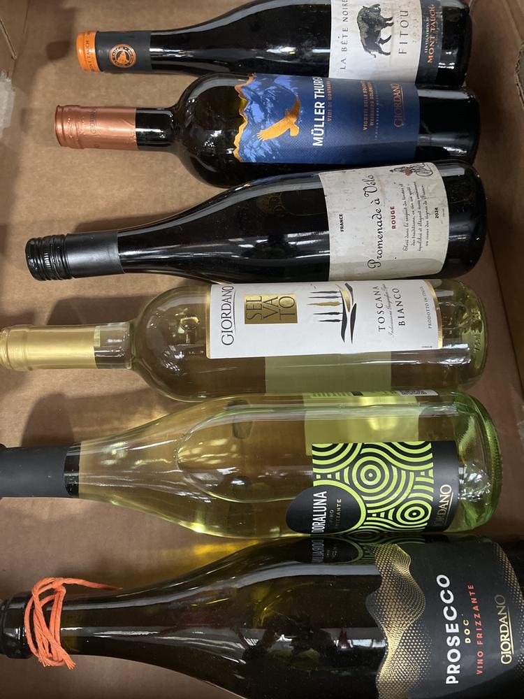 Lot 94  
            Chesterfield SR40 - Collection or Optional Delivery Available 

                
6 X ASSORTED BOTTLES OF WINE TO INCLUDE PROMENADE A VELO, GIORDANO AND LA BETE NO...