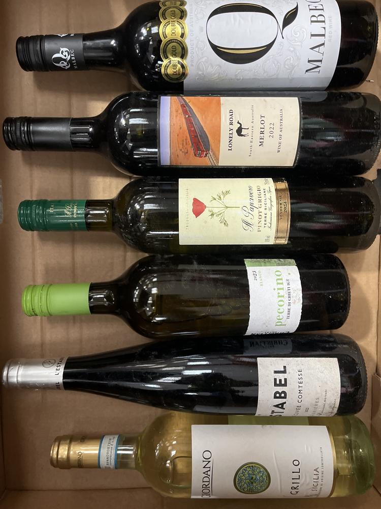 Lot 95  
            Chesterfield SR40 - Collection or Optional Delivery Available 

                
6 X ASSORTED BOTTLES OF WINE TO INCLUDE Q, LONELY ROAD, IL PAPAVERO, CHRISTIAN PA...