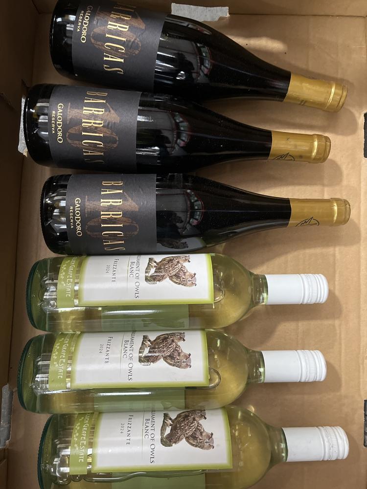 Lot 98  
            Chesterfield SR40 - Collection or Optional Delivery Available 

                
6 X ASSORTED BOTTLES OF WINE TO INCLUDE GIORDANO AND PARLIAMENT OF OWLS (LOCATION...
