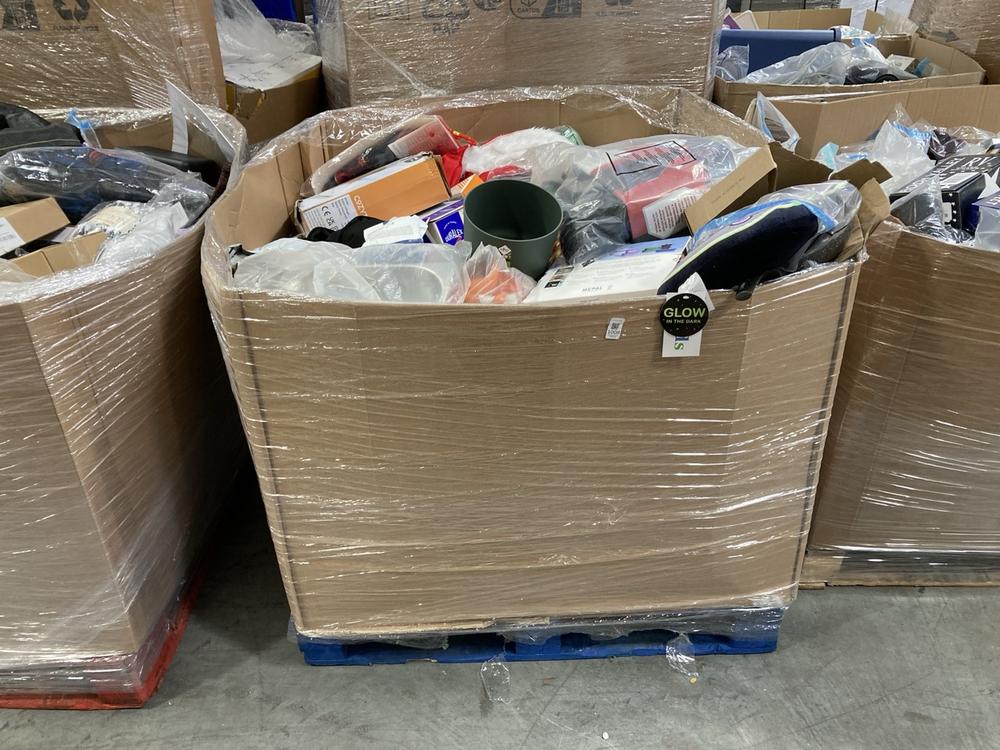 Lot 1008  
            Chesterfield SR38 - Collection or Optional Delivery Available 

                
PALLET OF ASSORTED ITEMS TO INCLUDE JUNIOR DARTH VADER COSTUME (LOCATION: SR37)