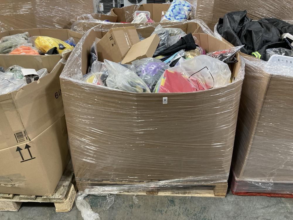 Lot 1010  
            Chesterfield SR38 - Collection or Optional Delivery Available 

                
PALLET OF ASSORTED ITEMS TO INCLUDE MEDUSA COSTUME (LOCATION: SR37)