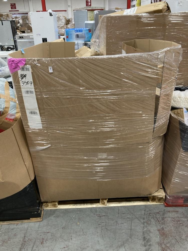 Lot 1016  
            Chesterfield SR38 - Collection or Optional Delivery Available 

                
PALLET OF ASSORTED ITEMS TO INCLUDE GOLD PRE LIT WREATH (LOCATION: SR37)