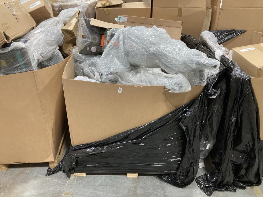 Lot 1021  
            Chesterfield SR38 - Collection or Optional Delivery Available 

                
PALLET OF ASSORTED ITEMS TO INCLUDE HENRY THE HOOVER (LOCATION: SR37)