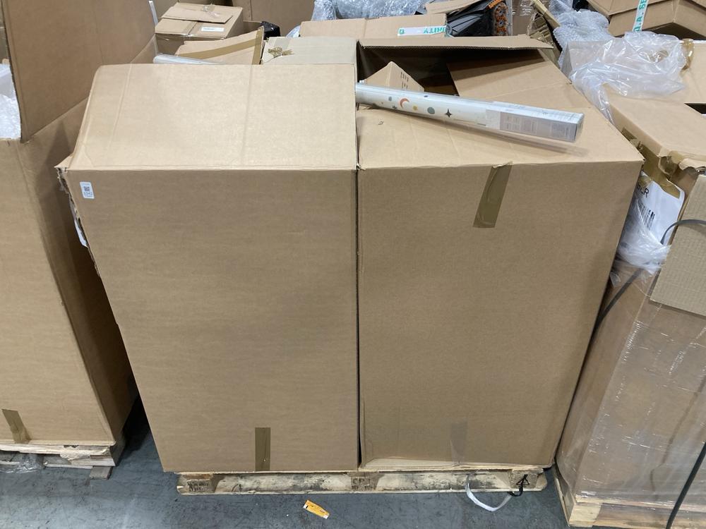 Lot 1042  
            Chesterfield SR38 - Collection or Optional Delivery Available 

                
PALLET OF ASSORTED ITEMS TO INCLUDE PRE LIT GREEN ST PETERSBURG TREE 1.8 M (LOCAT...