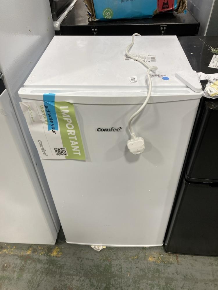 Lot 1070  
            Chesterfield SR38 - Collection or Optional Delivery Available 

                
COMFEE 93L UNDERCOUNTER FRIDGE IN WHITE - MODEL NO. RCD93WH2(E) - ORIGINAL RRP £1...