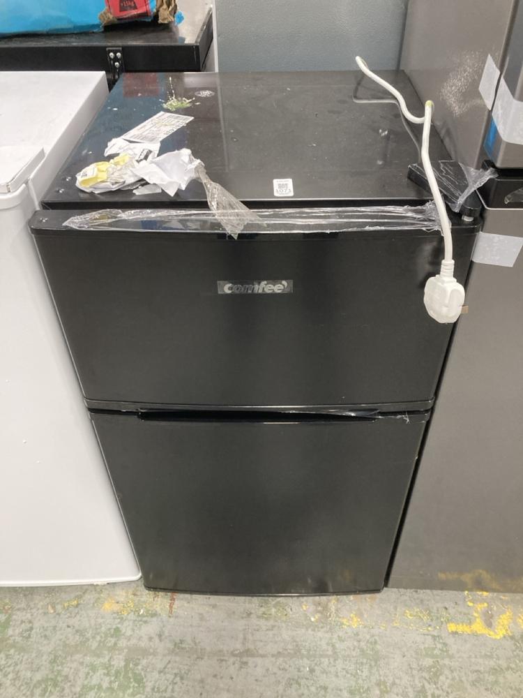 Lot 1071  
            Chesterfield SR38 - Collection or Optional Delivery Available 

                
COMFEE UNDER COUNTER FRIDGE FREEZER IN BLACK - MODEL NO. RCT87BL2(E) - ORIGINAL R...