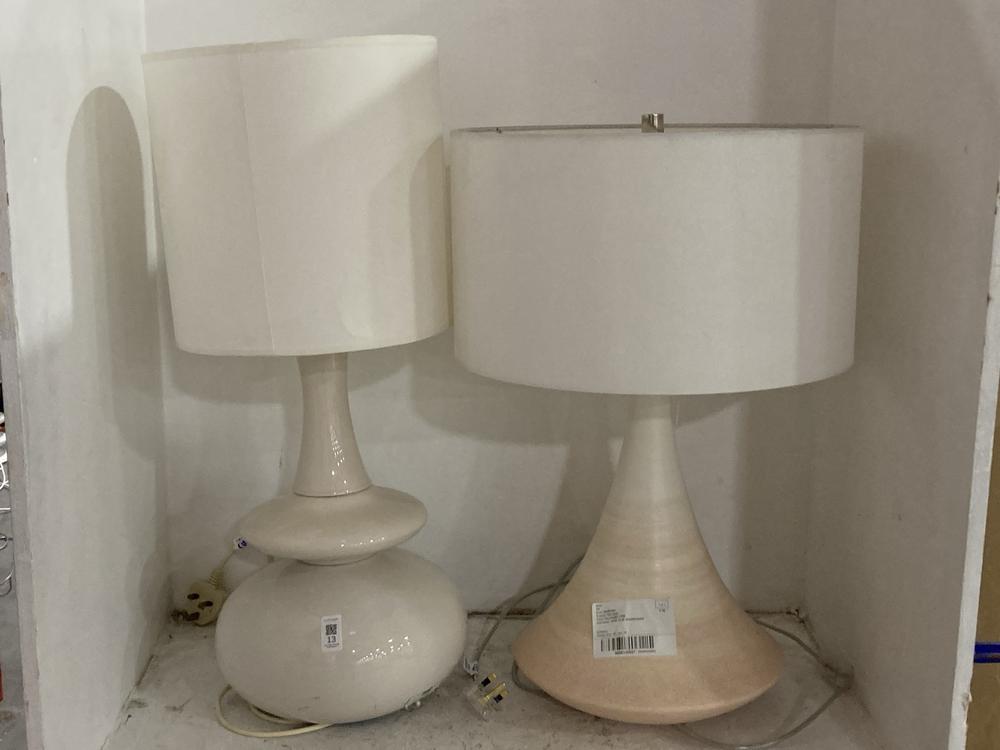 Lot 13  
            Chesterfield SR38 - Collection 

                
DFS STACKED LAYERS STYLE TABLE LAMP IN CREAM WITH CREAM LAMP SHADE TO INCLUDE DFS...