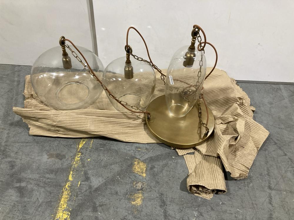 Lot 141  
            Chesterfield SR38 - Collection 

                
NKUKU OTORO STATEMENT RECYCLED GLASS CLUSTER PENDANT - CLEAR - ONE SIZE - ITEM NO...