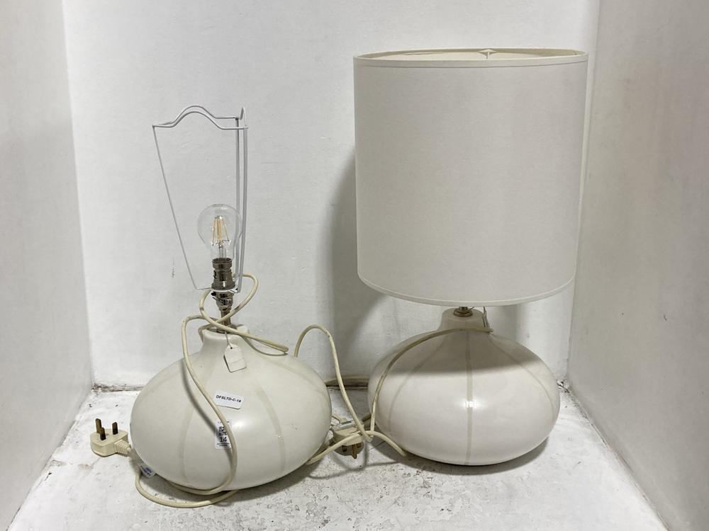 Lot 14  
            Chesterfield SR38 - Collection 

                
DFS MID-CENTURY MODERN TABLE LAMP IN WHITE / CREAM TO INCLUDE DFS MID-CENTURY MOD...