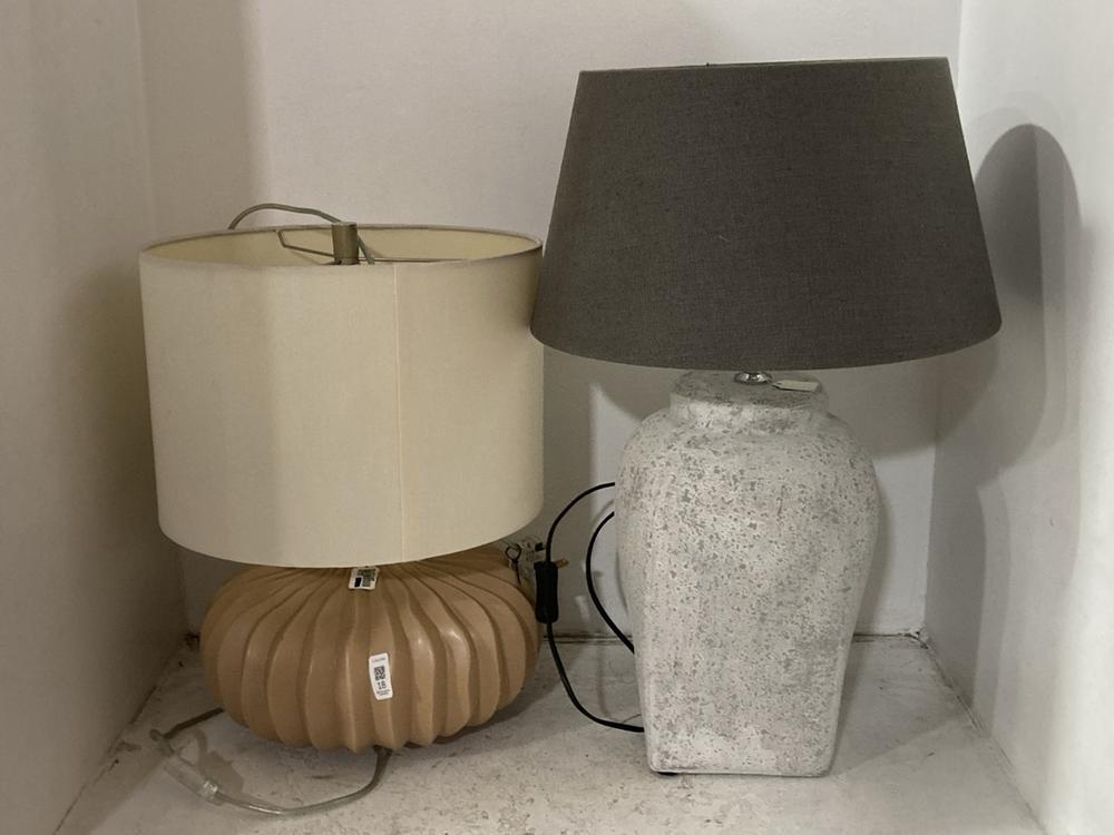 Lot 18  
            Chesterfield SR38 - Collection 

                
DFS RIBBED GOURD TABLE LAMP IN VINTAGE CARAMEL WITH OFF-WHITE LAMP SHADE TO INCLU...