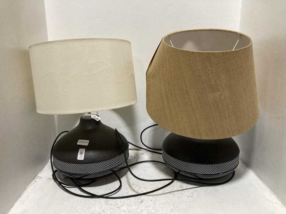 Lot 19  
            Chesterfield SR38 - Collection 

                
DFS ROUND DIAMOND PATTERN MID-SECTION TABLE LAMP IN SLATE GREY WITH CREAM LAMP SH...