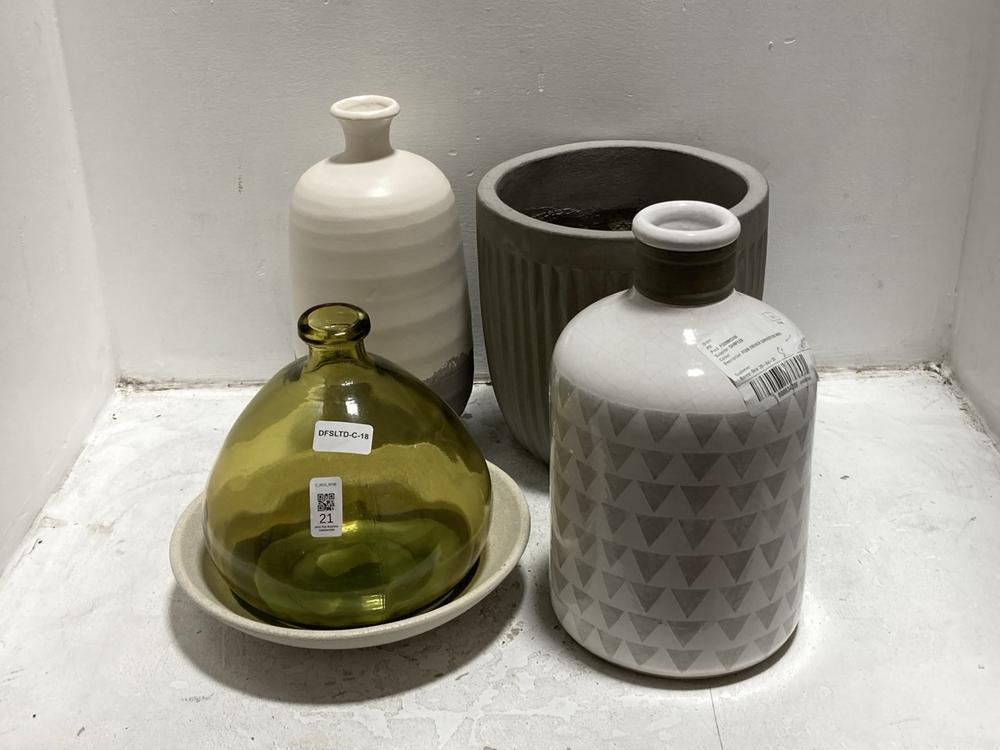 Lot 21  
            Chesterfield SR38 - Collection 

                
5 X ASSORTED DFS ITEMS TO INCLUDE DFS DECORATIVE VASE IN WHITE / GREY TRIANGLE PA...