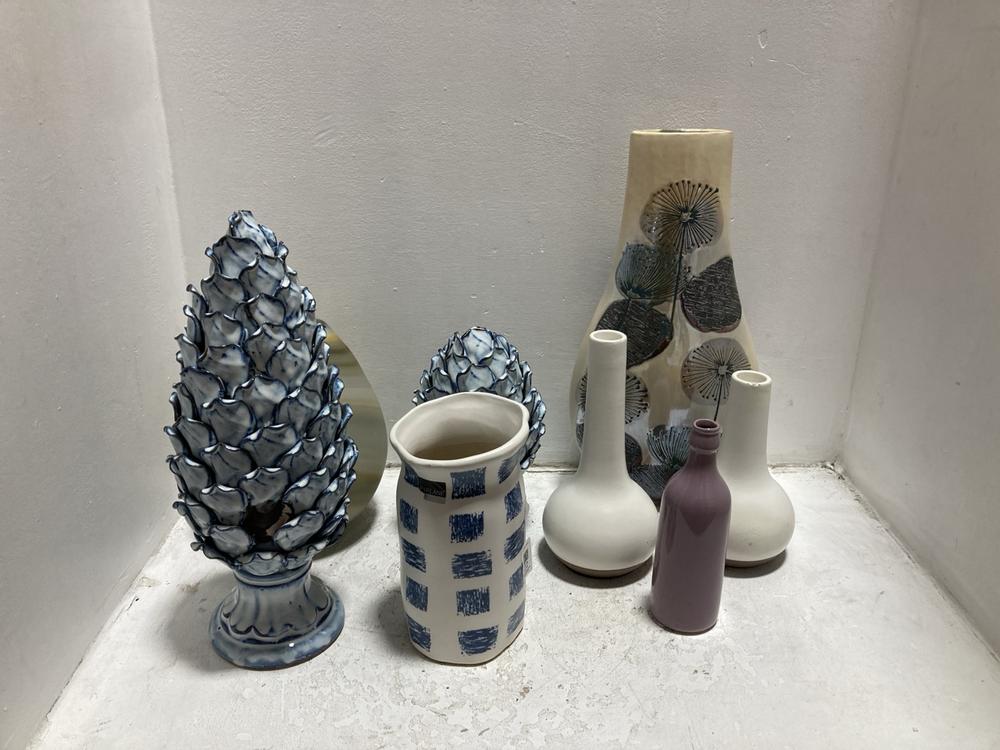 Lot 22  
            Chesterfield SR38 - Collection 

                
8 X ASSORTED DFS ITEMS TO INCLUDE DFS DECORATIVE ARTICHOKE ORNAMENT IN BLUE / WHI...