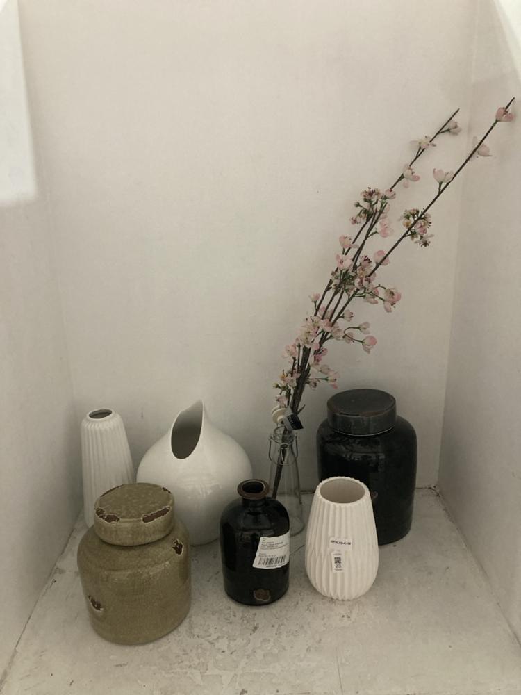 Lot 23  
            Chesterfield SR38 - Collection 

                
7 X ASSORTED DFS ITEMS TO INCLUDE DFS CONTEMPORARY ROUND VASE IN WHITE (COLLECTIO...