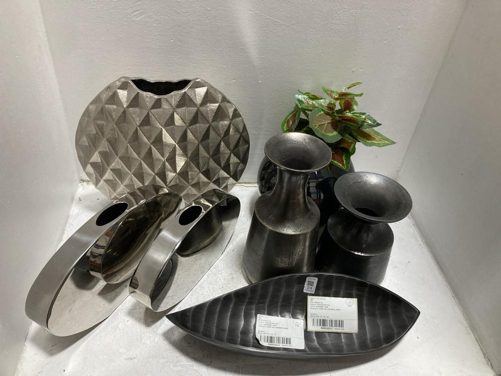 Lot 24  
            Chesterfield SR38 - Collection 

                
7 X ASSORTED DFS ITEMS TO INCLUDE DFS LEAF SHAPED BOWL IN BLACK METAL (COLLECTION...