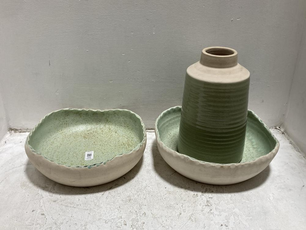 Lot 25  
            Chesterfield SR38 - Collection 

                
3 X ASSORTED DFS ITEMS TO INCLUDE DFS DECORATIVE BOWL IN OFF-WHITE / SEAFOAM GREE...