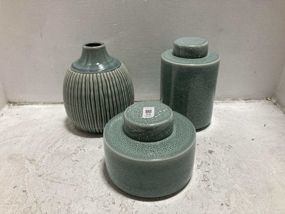 Lot 26  
            Chesterfield SR38 - Collection 

                
3 X ASSORTED DFS ITEMS TO INCLUDE DFS CYLINDRICAL JAR IN LIGHT OCEAN BLUE (COLLEC...