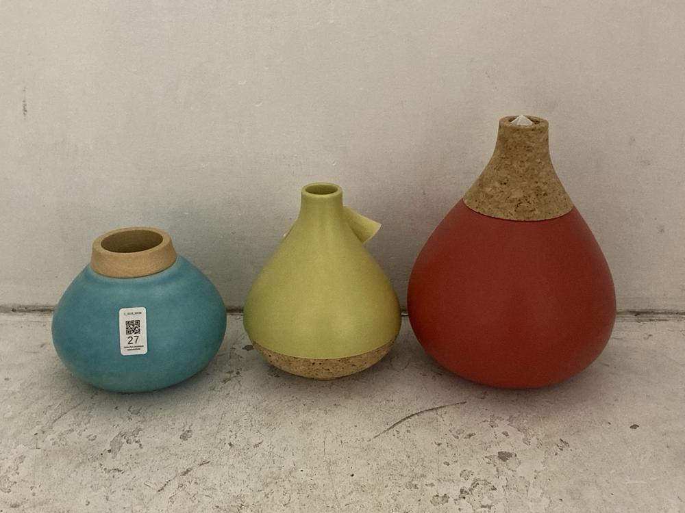 Lot 27  
            Chesterfield SR38 - Collection 

                
3 X ASSORTED DFS ITEMS TO INCLUDE SMALL GOURD SHAPED VASE IN BLUE / NATURAL WOOD ...