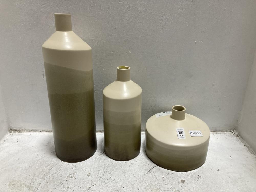 Lot 28  
            Chesterfield SR38 - Collection 

                
3 X ASSORTED DFS ITEMS TO INCLUDE DFS SMALL ROUND VASE IN GRADIENT BEIGE (COLLECT...