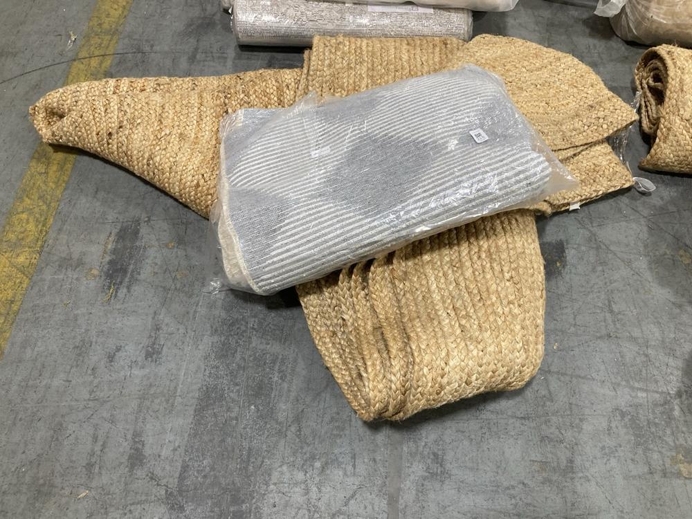 Lot 315  
            Chesterfield SR38 - Collection or Optional Delivery Available 

                
LA REDOUTE AM.PM HEMPY 300CM DIAMETER HAND WOVEN ROUND JUTE RUG IN BEIGE - ORIGIN...