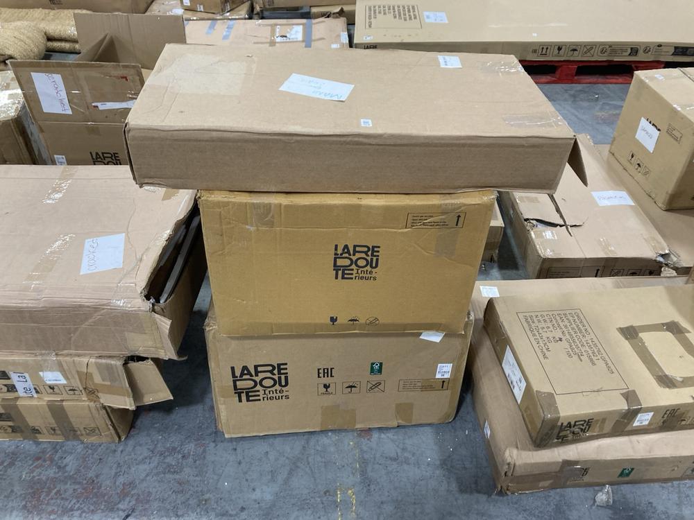 Lot 329  
            Chesterfield SR38 - Collection or Optional Delivery Available 

                
3 X ASSORTED ITEMS TO INCLUDE LA REDOUTE MASA METAL STORAGE TRUNK IN LIGHT PURPLE...