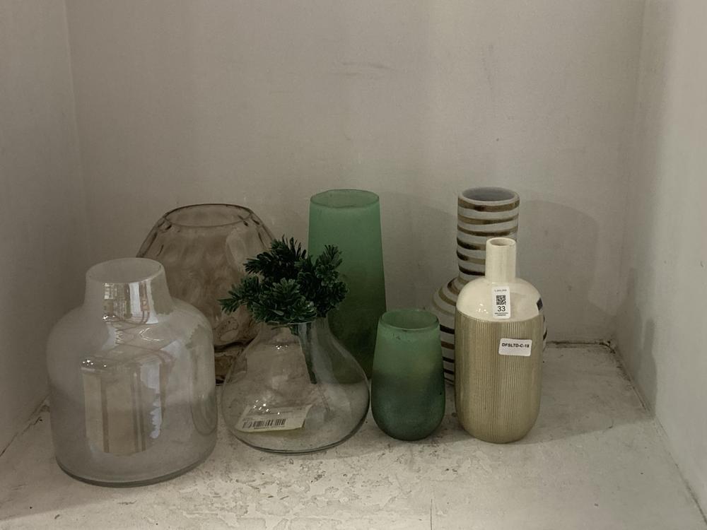 Lot 33  
            Chesterfield SR38 - Collection 

                
7 X ASSORTED DFS ITEMS TO INCLUDE DFS DECORATIVE VASE IN OPAQUE GREEN GLASS (COLL...