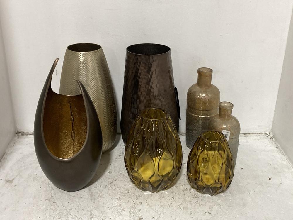 Lot 35  
            Chesterfield SR38 - Collection 

                
7 X ASSORTED DFS ITEMS TO INCLUDE DFS DISTINCT CONTEMPORARY DECORATIVE VASE IN DA...