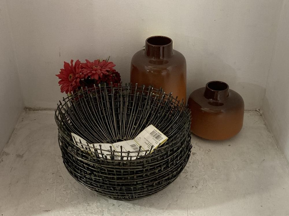 Lot 36  
            Chesterfield SR38 - Collection 

                
QTY OF ASSORTED DFS ITEMS TO INCLUDE DFS SQUARE DECORATIVE MINI PLANTER IN RUSTIC...