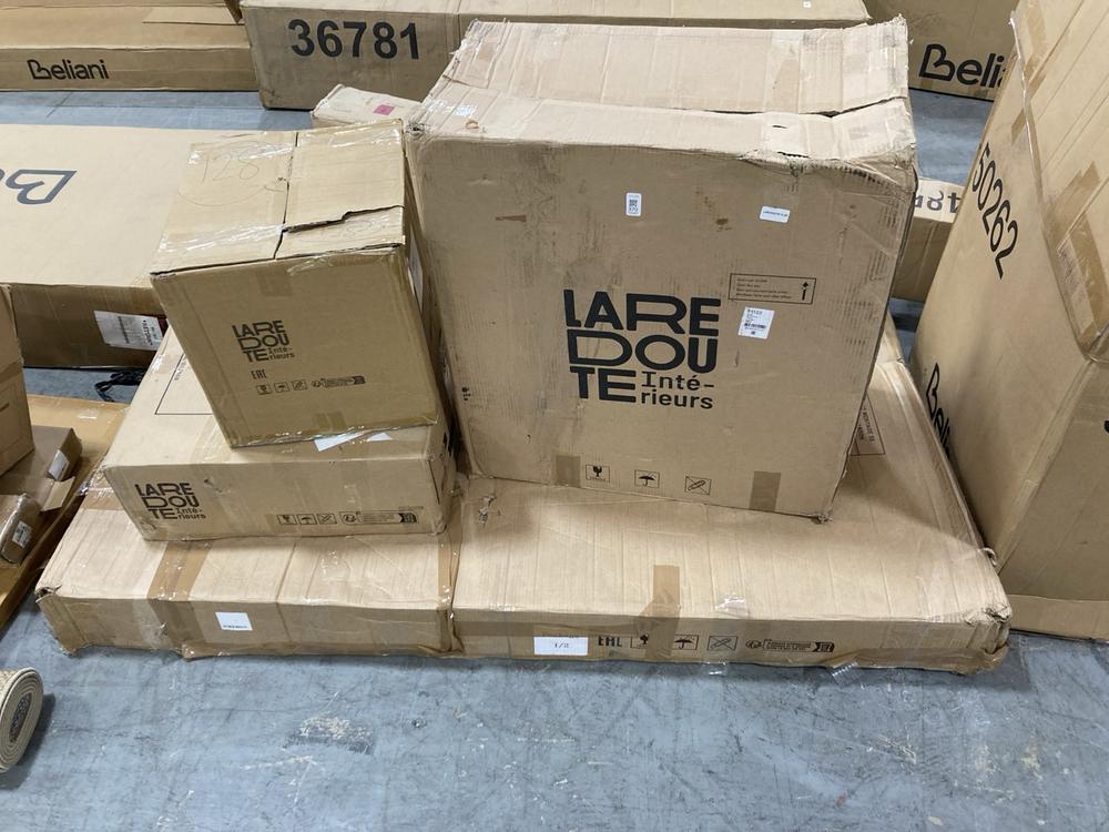 Lot 370  
            Chesterfield SR38 - Collection or Optional Delivery Available 

                
4 X ASSORTED PARTS / ITEMS TO INCLUDE LA REDOUTE ROUND BASKETS WITH HANDLES IN EC...