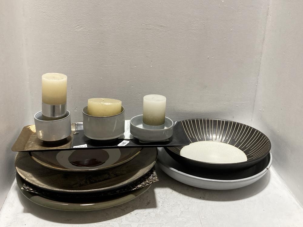 Lot 39  
            Chesterfield SR38 - Collection 

                
QTY OF ASSORTED DFS ITEMS TO INCLUDE DFS "A NEW AND CORRECT MAP OF THE WORLD " DE...