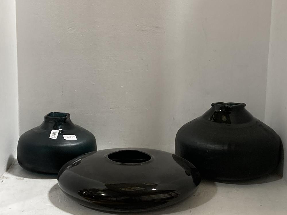 Lot 42  
            Chesterfield SR38 - Collection 

                
3 X ASSORTED DFS ITEMS TO INCLUDE DFS DISTINCT FLAT SPHERE VASE IN BLACK (COLLECT...