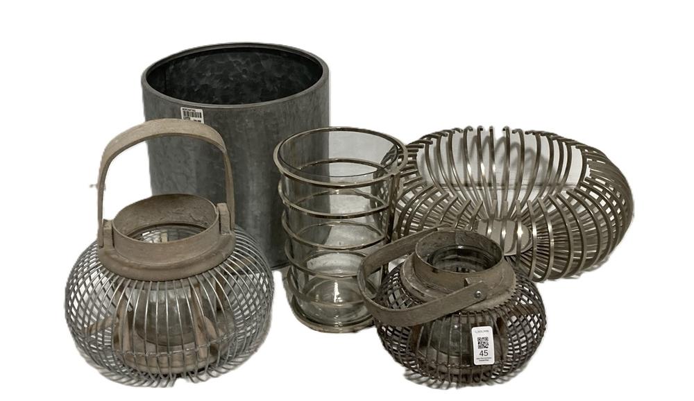 Lot 45  
            Chesterfield SR38 - Collection 

                
5 X ASSORTED DFS ITEMS TO INCLUDE DFS DECORATIVE BOWL-SHAPED SCULPTURE IN CHROME ...