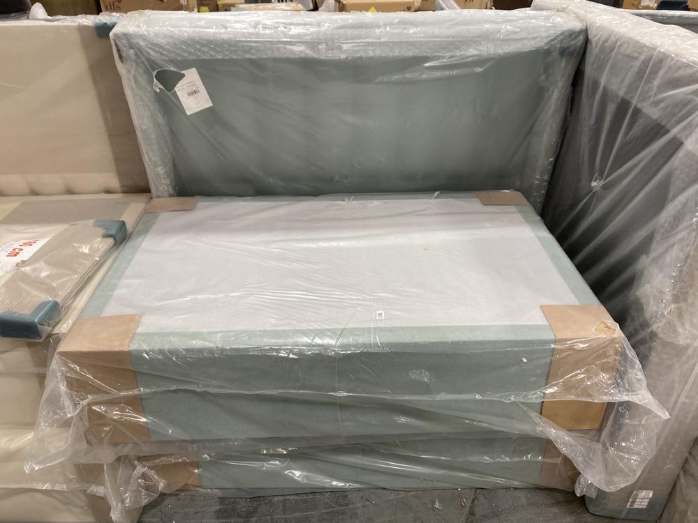 Lot 500  
            Chesterfield SR38 - Collection or Optional Delivery Available 

                
DFS KING SIZE 4 DRAWER BED FRAME IN TEAL FABRIC (LOCATION: SR38 B5)