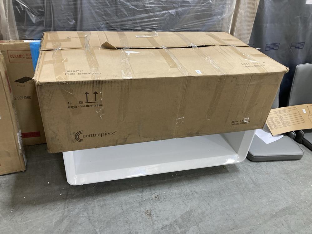 Lot 518  
            Chesterfield SR38 - Collection or Optional Delivery Available 

                
DFS TV UNIT IN WHITE GLOSS FINISH (LOCATION: SR38 B4)