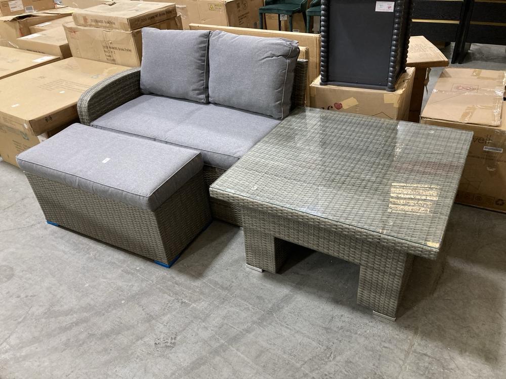 Lot 527  
            Chesterfield SR38 - Collection 

                
DFS RATTAN SQUARE CORNER SOFA SET WITH RISING TABLE *MISSING 1 BOX* (COLLECTION O...