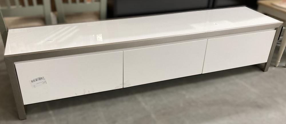 Lot 561  
            Chesterfield SR38 - Collection or Optional Delivery Available 

                
DFS 3 DRAWER TV UNIT IN SILVER / WHITE (LOCATION: SR38 B4)