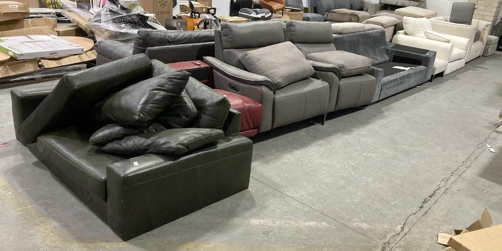 Lot 571  
            Chesterfield SR38 - Collection 

                
QUANTITY OF ASSORTED SOFA ITEMS TO INCLUDE GREY RIGHT SOFA PART ( COLLECTION ONLY )