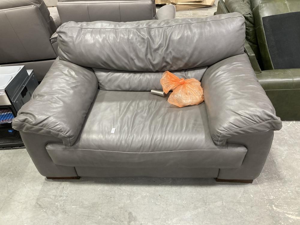 Lot 572  
            Chesterfield SR38 - Collection or Optional Delivery Available 

                
SOFOLOGY LOVESEAT IN CARUSO FOG LEATHER - ORIGINAL RRP £1,349