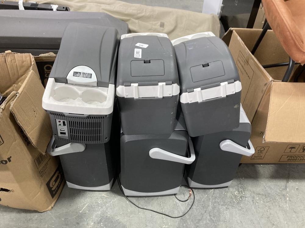 Lot 578  
            Chesterfield SR38 - Collection or Optional Delivery Available 

                
6 X 8L 12V IN-CAR ELECTRIC COOL BOX IN GREY / WHITE
