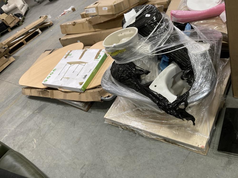 Lot 584  
            Chesterfield SR38 - Collection or Optional Delivery Available 

                
PALLET OF ASSORTED TOILET BASINS