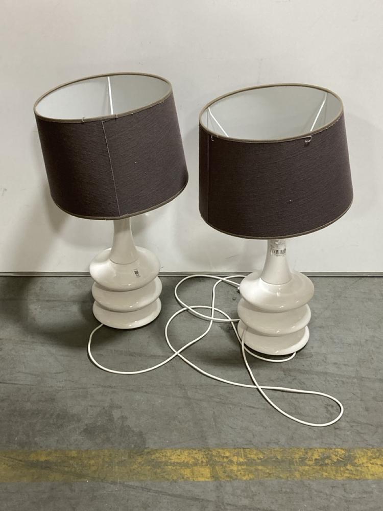 Lot 62  
            Chesterfield SR38 - Collection 

                
2 X DFS MODERN TABLE LAMP WITH STACKED ROUNDED BASE IN WHITE WITH GREY LAMP SHADE...