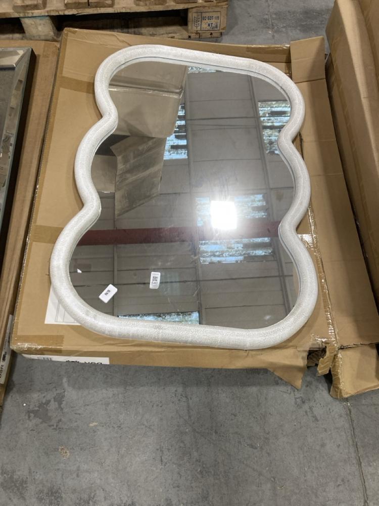 Lot 640  
            Chesterfield SR38 - Collection 

                
COMO CURVED RECTANGLE MIRROR 620X900MM - ITEM NO. 567837 - ORIGINAL RRP £119.95 (...