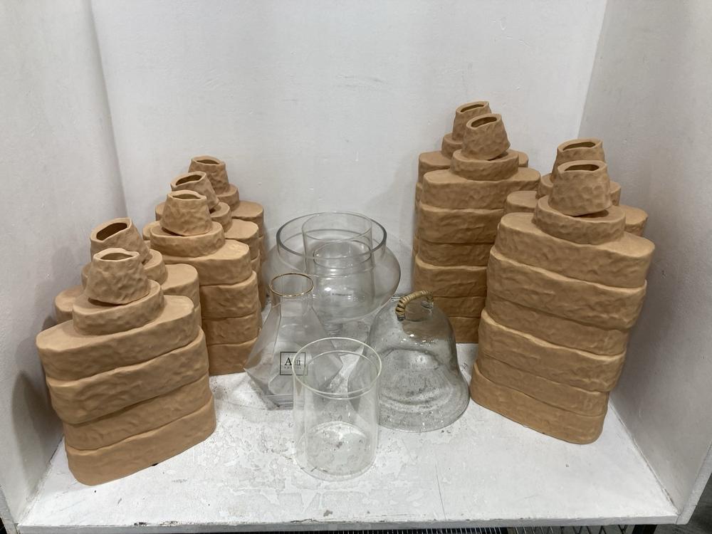 Lot 669  
            Chesterfield SR38 - Collection 

                
QUANTITY OF ASSORTED ITEMS TO INCLUDE AU VODKA DECORATIVE GLASS VASE (COLLECTION ...