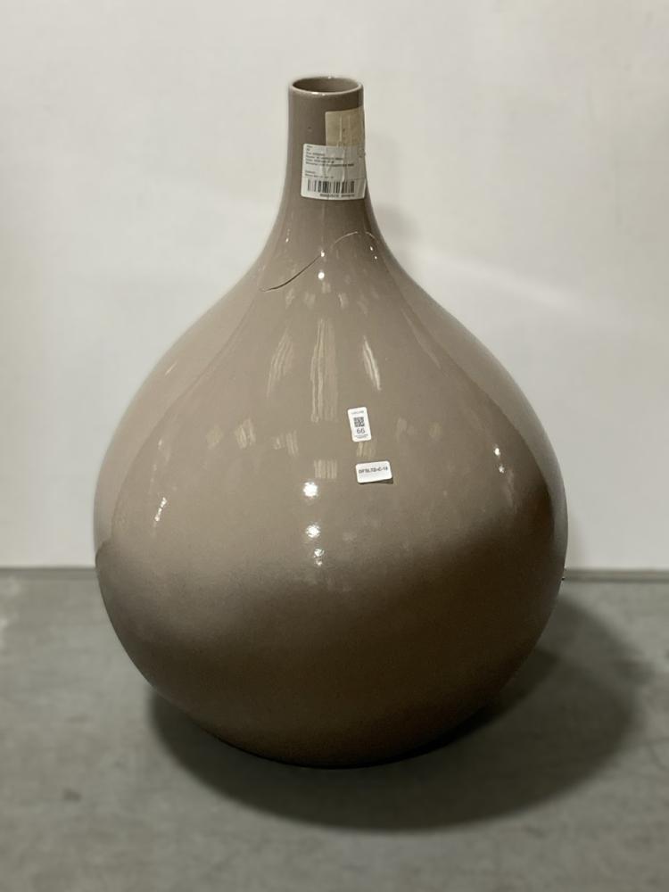 Lot 66  
            Chesterfield SR38 - Collection 

                
DFS LARGE ROUND VASE IN GRADIENT TAUPE *CRACKED* - ORIGINAL RRP £522 (COLLECTION ...