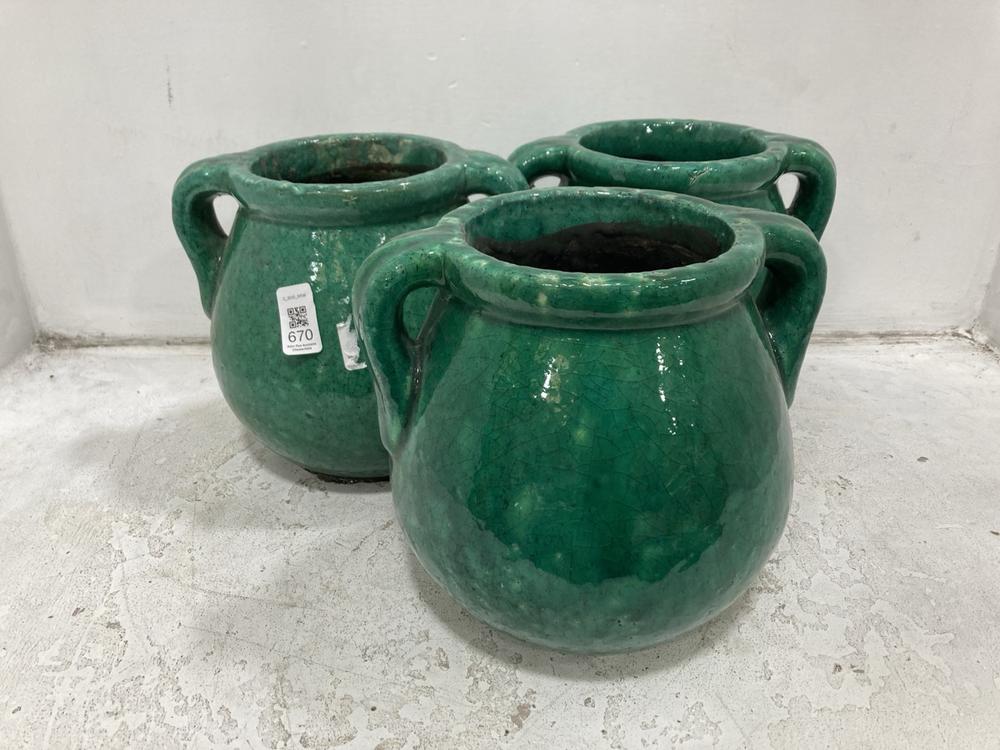Lot 670  
            Chesterfield SR38 - Collection 

                
3 X ASSORTED POTS TO INCLUDE DECORATIVE POT IN VIBRANT GREEN (COLLECTION ONLY)