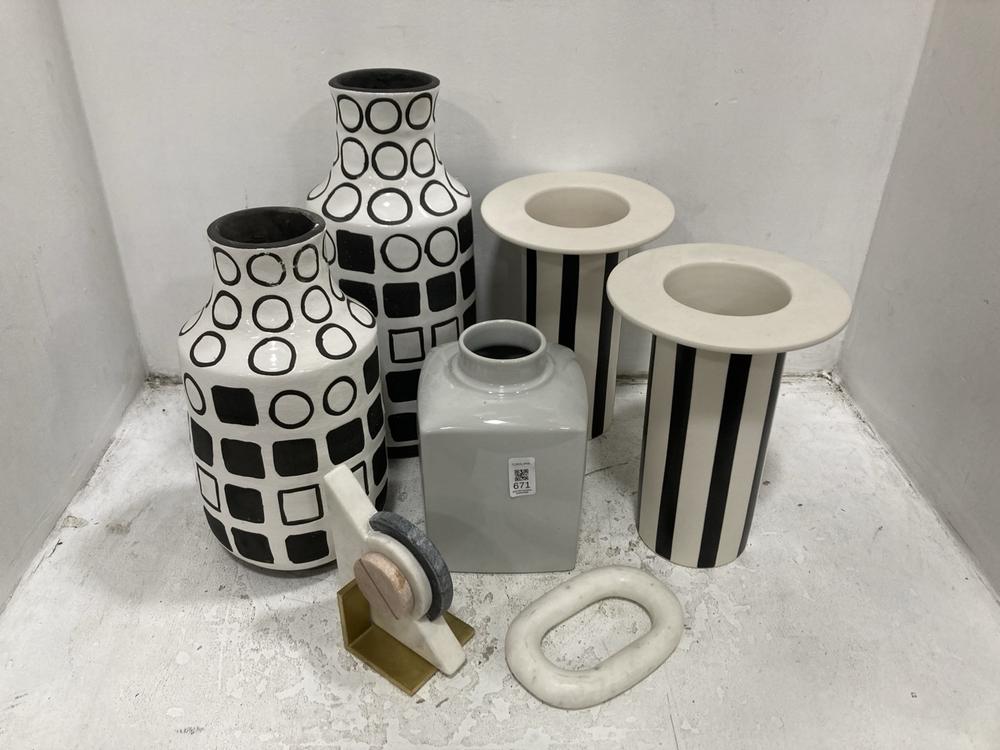 Lot 671  
            Chesterfield SR38 - Collection 

                
ASSORTED DECORATIVE ITEMS TO INCLUDE DECORATIVE VASE IN WHITE / BLACK SQUARES / C...
