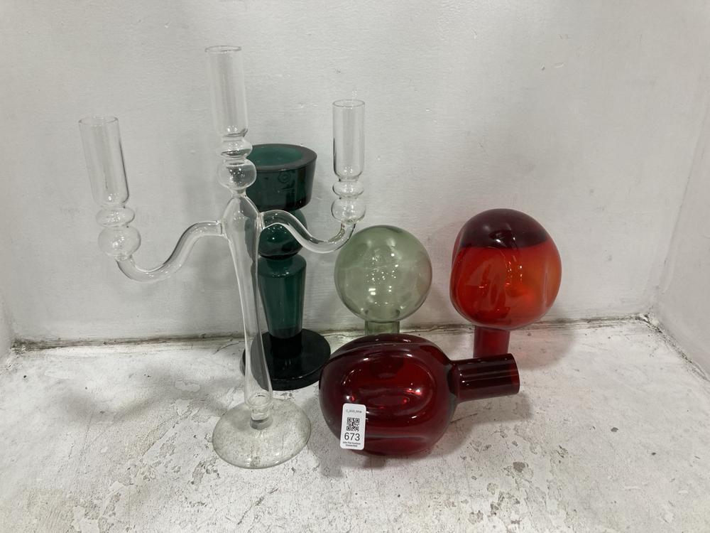 Lot 673  
            Chesterfield SR38 - Collection 

                
5 X ASSORTED ITEMS TO INCLUDE GLASS CANDLE HOLDER IN DARK GREEN TINT (COLLECTION ...