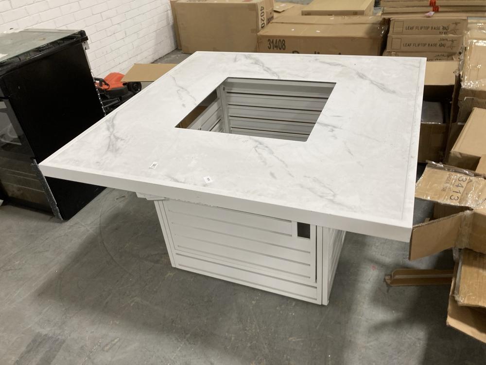 Lot 675  
            Chesterfield SR38 - Collection or Optional Delivery Available 

                
ALUMINIUM 4 SEATER SQUARE DINING TABLE IN WHITE