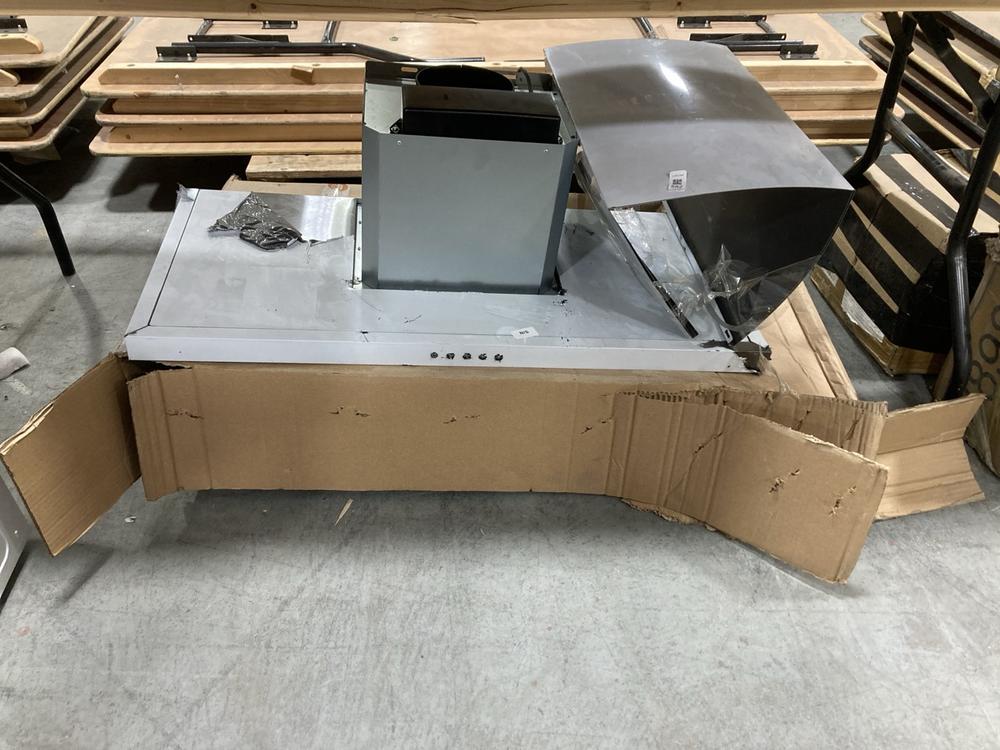 Lot 682  
            Chesterfield SR38 - Collection 

                
COOKER HOOD IN SILVER TO INCLUDE ISABELLA 1.5B INSET STAINLESS STEEL REVERSIBLE K...