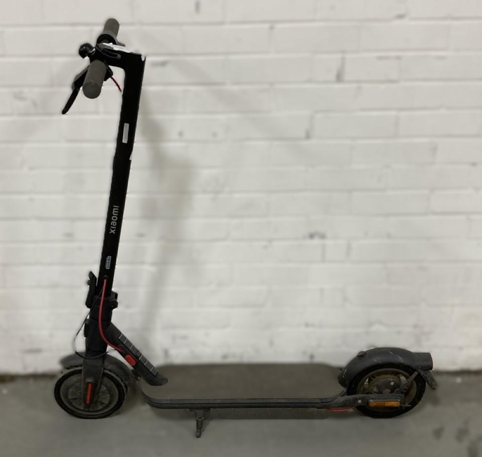Lot 697  
            Chesterfield SR38 - Collection 

                
XIAOMI ELECTRIC SCOOTER WITH KICK STAND IN BLACK (COLLECTION ONLY) (LOCATION: SR3...